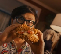 Реклама - Где найти бургер с котлетами вместо булочек?
