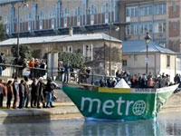 Дизайн и Креатив - Газета Metro запустила гигантский бумажный кораблик