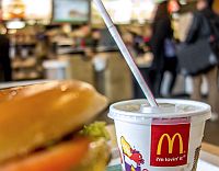 Финансы - Бумажные трубочки McDonald’s РАЗДРАЖАЮТ посетителей. Почему бы это?