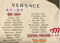 Финансы - Versace ИЗВИНИЛСЯ перед китайцами. На футболках бренда Китай лишен Гонконга и Макая