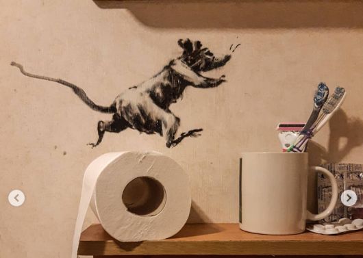 Дизайн и Креатив - Бэнкси создал арт-объект в туалете. «Моя жена ненавидит, когда я работаю из дома»