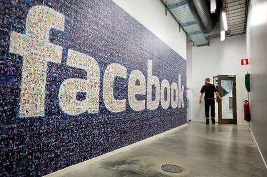 Социальные сети - Facebook начала помечать публикации контролируемых государствами СМИ