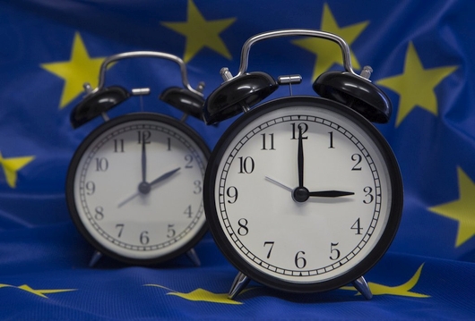 Официальная хроника - Европарламент одобрил отказ от сезонного перевода часов с 2021 года 